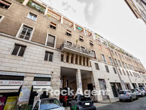 Via della Trinità dei Pellegrini, 1