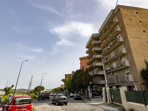 Viale Vincenzo de Filippis 68