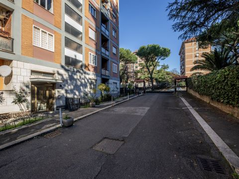 Viale dei Romanisti, 127