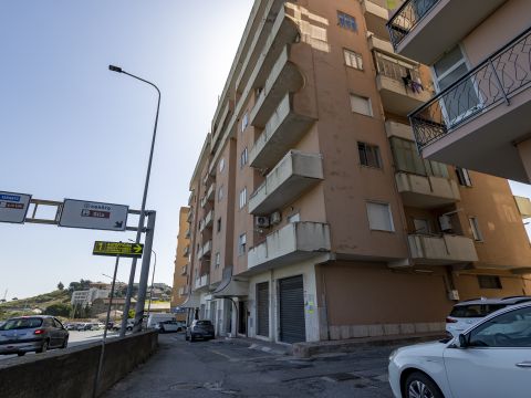 Viale Vincenzo de Filippis, 320