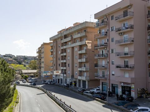 Viale Vincenzo de Filippis, 320