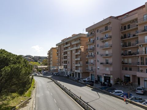 Viale Vincenzo de Filippis, 320