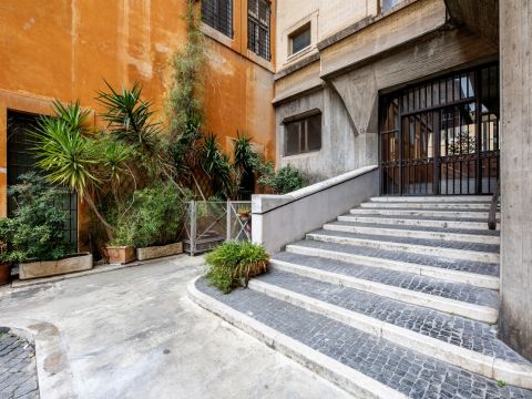 Via della Trinità dei Pellegrini, 19