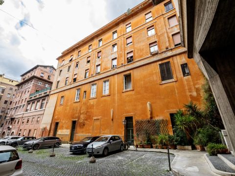 Via della Trinità dei Pellegrini, 19