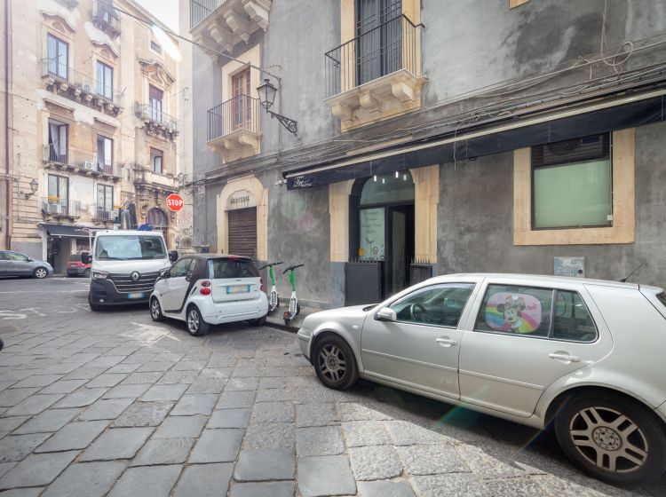 Negozio in vendita, via Carcaci  20, Centro Storico, Catania