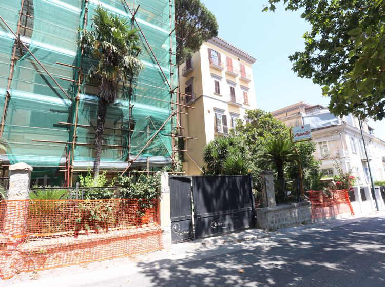 Appartamento in vendita, via Luigia Sanfelice  7, Vomero, Napoli