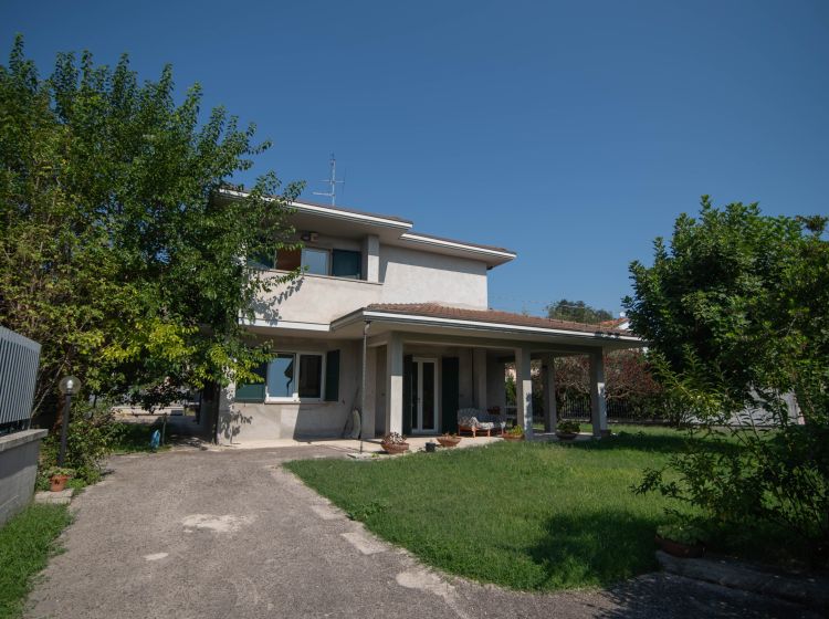 Villa in vendita, via Tomba  1, Serrungarina, Colli Al Metauro