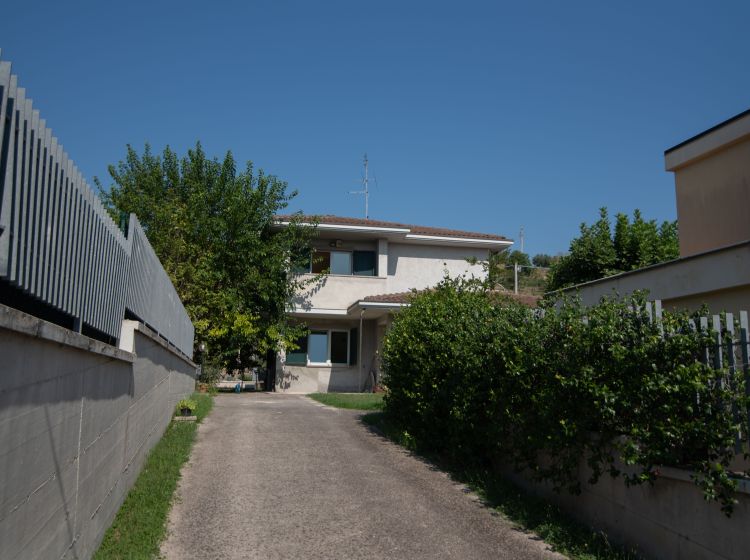 Villa in vendita, via Tomba  1, Serrungarina, Colli Al Metauro