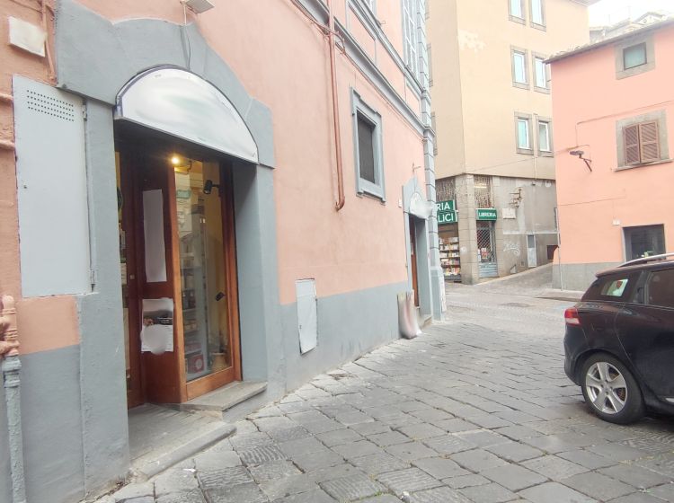 Negozio in affitto, via delle Piagge  1, Centro, Viterbo